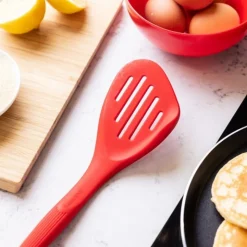 Spatule ajourée silicone rouge - Colourworks